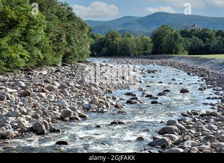 Vista panoramica delle White Mountains e delle rapide d'acqua che scorrono sul ramo orientale del fiume Pemigewasset a Lincoln, New Hampshire. Foto Stock