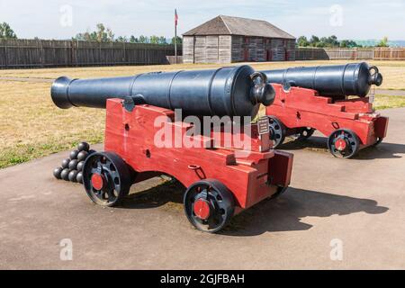 USA, Washington state, Fort Vancouver National Historic Site. Cannoni di fronte alla casa del Capo fattore presso Fort Vancouve della Hudson's Bay Company Foto Stock