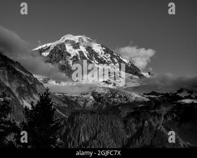 Paesaggio bianco e nero del Monte Rainier da Spray Park, Mount Rainier National Park, Washington state Foto Stock