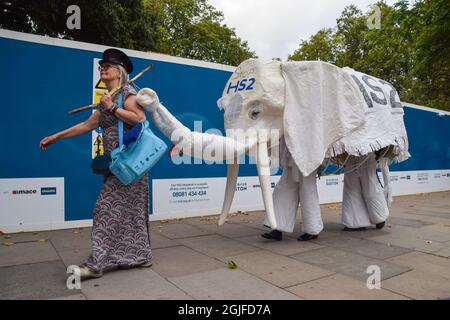 Londra, Regno Unito. 9 settembre 2021. Gli attivisti si sono riuniti alla stazione di Euston per protestare contro il sistema ferroviario HS2 (High Speed 2), che, oltre ai costi a spirale, si dice sia estremamente dannoso per la fauna selvatica e l'ambiente. (Credit: Vuk Valcic / Alamy Live News) Foto Stock