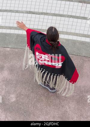 USA, Washington state, Olympia, ballerino tradizionale dei nativi americani, visto dall'alto, al festival Harbor Days, che si tiene annualmente in agosto. (Editoriale Foto Stock