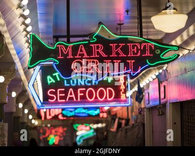 Stati Uniti, Washington state, Seattle. Neon segnaletica Pike Place Market. Foto Stock