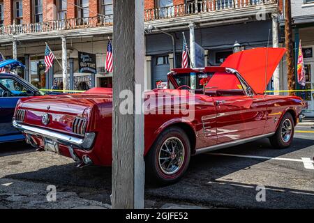 Virginia City, NV - 30 luglio 2021: 1966 Ford Mustang ad una mostra locale dell'automobile. Foto Stock