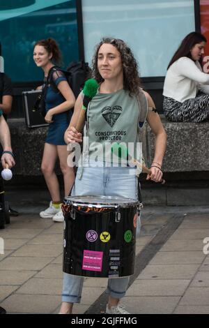 Londra, Regno Unito. 9 settembre 2021: Attivisti ambientali protesta della linea HS2 come esortano il governo a “tirare i freni di emergenza” durante il progetto di assemblea a St Pancras Nuova Chiesa marcia alla stazione di Euston. Credit: Picture Capital/Alamy Live News Foto Stock