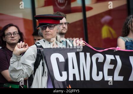 Londra, Regno Unito. 9 settembre 2021: Attivisti ambientali protesta della linea HS2 come esortano il governo a “tirare i freni di emergenza” durante il progetto di assemblea a St Pancras Nuova Chiesa marcia alla stazione di Euston. Credit: Picture Capital/Alamy Live News Foto Stock