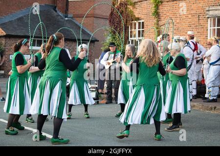 Ballo di grumi di quercia dei mendicanti alla danza del Corno di Abbots Bromley. Sono stati formati nel 1983 e sono una squadra mista di clog morris ballando nella tradizione del Nord Ovest. Foto Stock