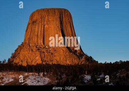 USA, Wyoming, Devil's Tower National Monument. Torre del Diavolo all'alba d'inverno. Credit as: Don Grall / Galleria Jaynes / DanitaDelimont.com Foto Stock