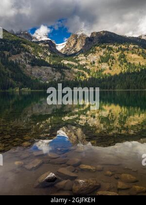 Paesaggio con riflessi delle montagne Teton nel lago Bradley, Grand Teton National Park, Wyoming Foto Stock