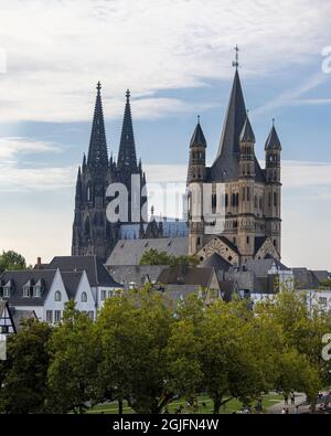 La grande chiesa di San Martino e la cattedrale di Colonia dominano lo skyline della città vecchia di Colonia Foto Stock