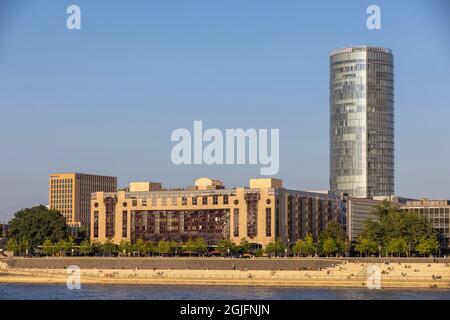 L'hotel Hyatt Regency e il grattacielo del Triangolo di Colonia si trovano vicino al fiume Reno a Colonia, in Germania Foto Stock