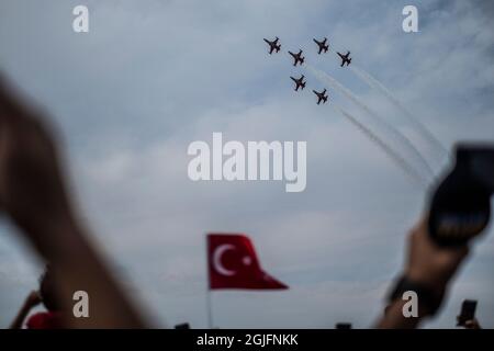 Izmir, Turchia. 9 settembre 2021. Izmir segna il 99° anniversario della sua liberazione dall'occupazione. La Giornata dell'Indipendenza di Izmir è una giornata commemorativa celebrata in Turchia il 9 settembre. Commemora la liberazione di Smyrna (ızmir) dall'occupazione greca di Mustafa Kemal Ataturk nel 1922. La gente festeggia il 9 di settembre nel distretto di Alsancak della città. Osservazione di spettacoli aerei, sfilate di cavallerie e spettacoli militari. Credit: Uygar Özel/Alamy Live News Foto Stock