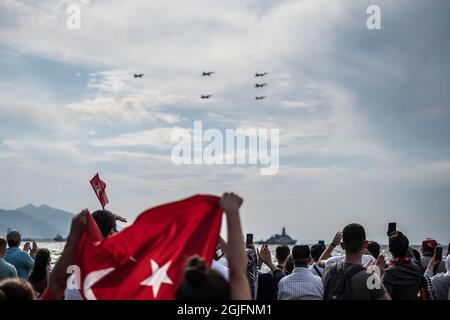 Izmir, Turchia. 9 settembre 2021. Izmir segna il 99° anniversario della sua liberazione dall'occupazione. La Giornata dell'Indipendenza di Izmir è una giornata commemorativa celebrata in Turchia il 9 settembre. Commemora la liberazione di Smyrna (ızmir) dall'occupazione greca di Mustafa Kemal Ataturk nel 1922. La gente festeggia il 9 di settembre nel distretto di Alsancak della città. Osservazione di spettacoli aerei, sfilate di cavallerie e spettacoli militari. Credit: Uygar Özel/Alamy Live News Foto Stock