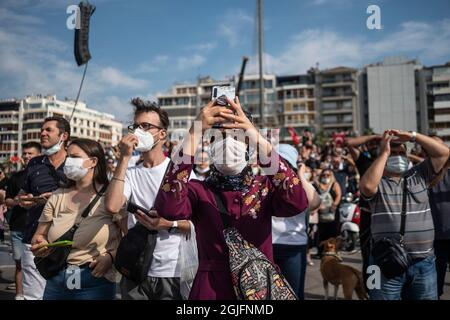 Izmir, Turchia. 9 settembre 2021. Izmir segna il 99° anniversario della sua liberazione dall'occupazione. La Giornata dell'Indipendenza di Izmir è una giornata commemorativa celebrata in Turchia il 9 settembre. Commemora la liberazione di Smyrna (ızmir) dall'occupazione greca di Mustafa Kemal Ataturk nel 1922. La gente festeggia il 9 di settembre nel distretto di Alsancak della città. Osservazione di spettacoli aerei, sfilate di cavallerie e spettacoli militari. Credit: Uygar Özel/Alamy Live News Foto Stock