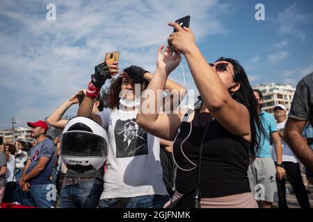 Izmir, Turchia. 9 settembre 2021. Izmir segna il 99° anniversario della sua liberazione dall'occupazione. La Giornata dell'Indipendenza di Izmir è una giornata commemorativa celebrata in Turchia il 9 settembre. Commemora la liberazione di Smyrna (ızmir) dall'occupazione greca di Mustafa Kemal Ataturk nel 1922. La gente festeggia il 9 di settembre nel distretto di Alsancak della città. Osservazione di spettacoli aerei, sfilate di cavallerie e spettacoli militari. Credit: Uygar Özel/Alamy Live News Foto Stock