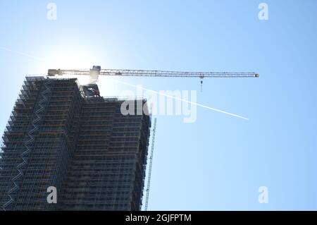 Un aereo di linea che lascia contrail behinde la torre Steglitzer Kreisel a Steglitz, Berlino, Germania - 9 settembre 2021. Foto Stock