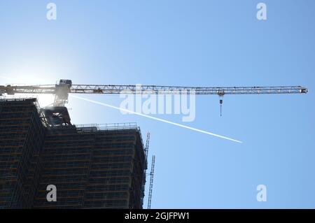 Un aereo di linea che lascia contrail behinde la torre Steglitzer Kreisel a Steglitz, Berlino, Germania - 9 settembre 2021. Foto Stock