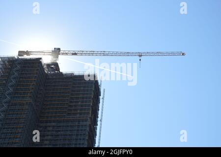 Un aereo di linea che lascia contrail behinde la torre Steglitzer Kreisel a Steglitz, Berlino, Germania - 9 settembre 2021. Foto Stock