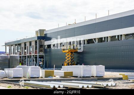 parete di fabbrica non finita coperta con pannelli a sandwich Foto Stock