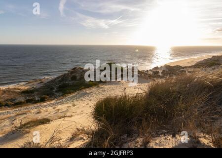 La costa più lunga della Spagna è la costa di Huelva. Da 'Matalascanas' a 'Ayamonte'. Costa con scogliere, dune, pini, vegetazione verde. IO Foto Stock