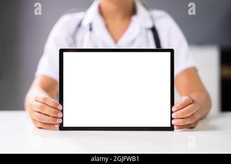 Medico donna in ospedale con Tablet computer Foto Stock