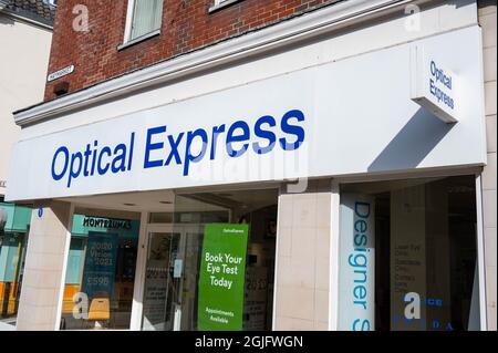 Logo Optical Express sopra il negozio nel centro di Norwich Foto Stock
