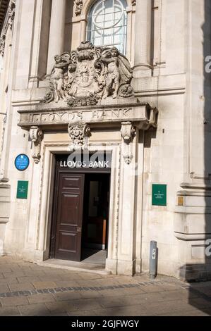 Una vista dell'entrata in stile ornato della Lloyds Bank nel centro citta' di Norwich Foto Stock