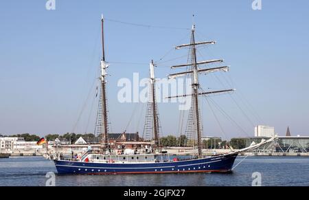 Rostock, Germania. 9 settembre 2021. La tradizionale nave a vela Santa Barbara Anna si dirigeva attraverso il Seekanal verso il Mar Baltico. Credit: Bernd Wüstneck/dpa-Zentralbild/ZB/dpa/Alamy Live News Foto Stock