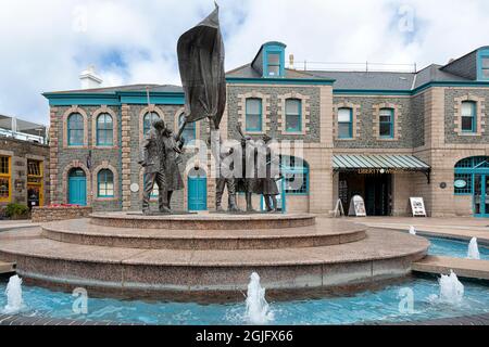 JERSEY, ISOLE DEL CANALE - 06 AGOSTO 2021: Il monumento e la fontana della Liberazione in Piazza della Liberazione Foto Stock