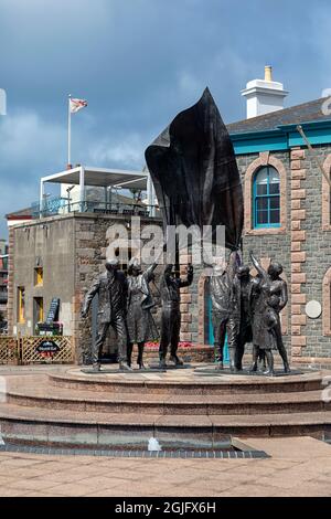 JERSEY, ISOLE DEL CANALE - 06 AGOSTO 2021: Il monumento alla liberazione (scultore Philip Jackson) in Piazza della liberazione Foto Stock