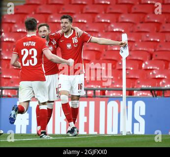 Jakub Moder di Polonia festeggia il suo primo gol ai lati con il compagno di squadra Maciej Rybus di Polonia durante la partita di calcio Inghilterra / Polonia Foto Stock