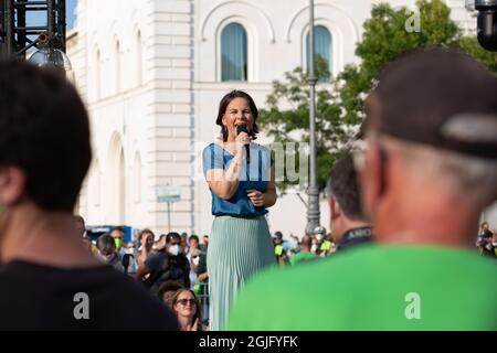 Die Kanzlerkandidatin von Bündnis 90/Die Grünen Annalena Baerbock sricht bei der Großen Wahlkampfkundgebung am 9. Settembre 2021 a München. * il cancelliere candidato per il Partito Verde Annalena Charlotte Alma Baerbock parlare al grande raduno elettorale il 9 settembre 2021 a Monaco, Germania. (Foto di Alexander Pohl/Sipa USA) Credit: Sipa USA/Alamy Live News Foto Stock