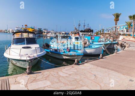 Ayia Napa, Cipro - 12 giugno 2018: Colorate barche da diporto e da pesca sono ormeggiate nel porto turistico di Agia Napa Foto Stock