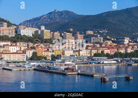 Ajaccio, Francia - 30 giugno 2015: Vista sul mare del porto di Ajaccio in mattinata di sole. Corsica Foto Stock