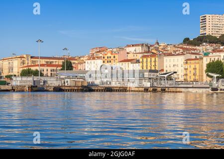 Ajaccio, Francia - 30 giugno 2015: Porto di Ajaccio, vista costiera estiva sul mare con terminal traghetti cargo. Corsica Foto Stock