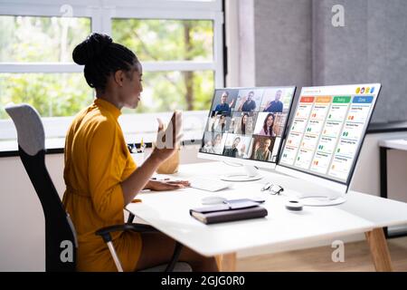 Videochiamata Kanban Board. Donna africana che lavora Foto Stock