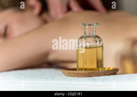 Una fisioterapista donna che fa un massaggio con olio ad un'altra donna Foto Stock