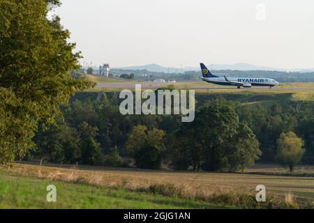 Girona, Catalunya, Spagna; settembre 2019: Aeroporto di Girona con un aereo Ryanair Foto Stock