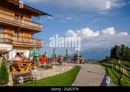 Gasthaus Bichler See con la splendida vista sulla catena montuosa del Kaiser, uno degli scenari più belli delle Alpi calcaree del Nord Foto Stock