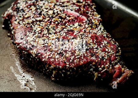 Bistecca da cucina con tutto il condimento del bagel sul piano cottura Foto Stock