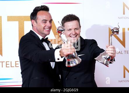 ANT McPartlin (a sinistra) e Declan Donnelly nella sala stampa dopo aver vinto il premio per il presentatore TV per la ventesima volta consecutiva ai National Television Awards 2021 tenutisi alla O2 Arena di Londra. Data foto: Giovedì 9 settembre 2021. Foto Stock