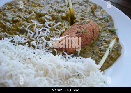 Vegetariano Palak Kofta servito al ristorante indiano Delhi a Marienfelder Allee a Marienfelde, Berlino, Germania - 8 agosto 2021. Foto Stock