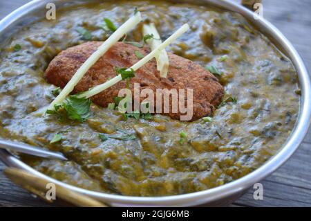 Vegetariano Palak Kofta servito al ristorante indiano Delhi a Marienfelder Allee a Marienfelde, Berlino, Germania - 8 agosto 2021. Foto Stock