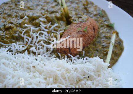 Vegetariano Palak Kofta servito al ristorante indiano Delhi a Marienfelder Allee a Marienfelde, Berlino, Germania - 8 agosto 2021. Foto Stock