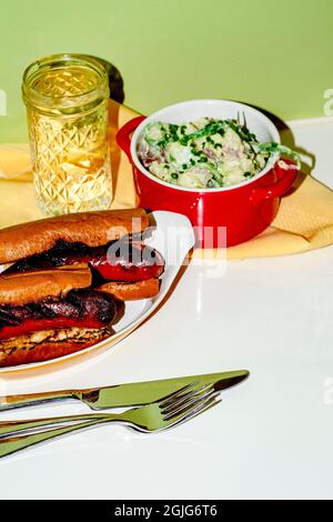 Sandwich secondario con salsiccia di kielbasa alla griglia con salsa di patate alla dea verde Foto Stock