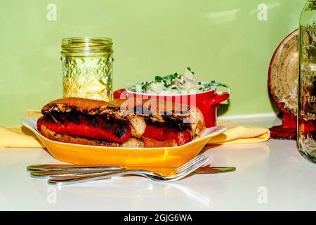 Sandwich secondario con salsiccia di kielbasa alla griglia con salsa di patate alla dea verde Foto Stock