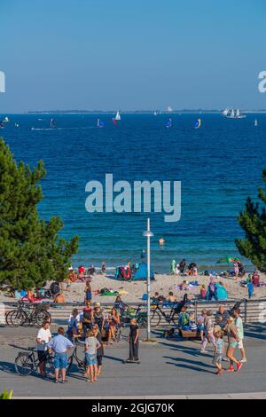 Spiaggia di sabbia a Kiel-Schilksee sul Mar Baltico, persone che prendono il sole e nuotano, Kiel-Schilksee, Kiel, Schleswig-Holstein, Mar Baltico, Germania settentrionale Foto Stock