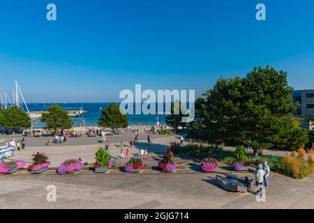 Spiaggia di sabbia a Kiel-Schilksee sul Mar Baltico, persone che prendono il sole e nuotano, Kiel-Schilksee, Kiel, Schleswig-Holstein, Mar Baltico, Germania settentrionale Foto Stock