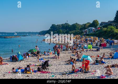 Spiaggia di sabbia a Kiel-Schilksee sul Mar Baltico, persone che prendono il sole e nuotano, Kiel-Schilksee, Kiel, Schleswig-Holstein, Mar Baltico, Germania settentrionale Foto Stock