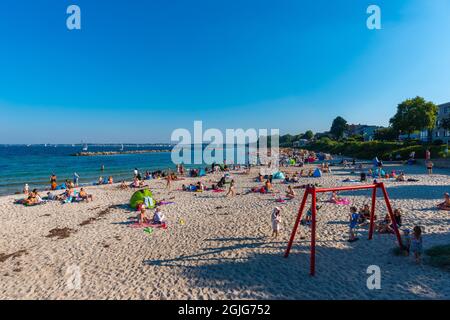 Spiaggia di sabbia a Kiel-Schilksee sul Mar Baltico, persone che prendono il sole e nuotano, Kiel-Schilksee, Kiel, Schleswig-Holstein, Mar Baltico, Germania settentrionale Foto Stock