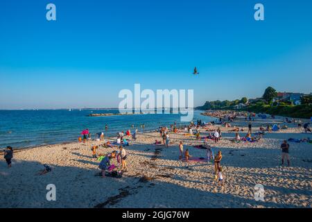 Spiaggia di sabbia a Kiel-Schilksee sul Mar Baltico, persone che prendono il sole e nuotano, Kiel-Schilksee, Kiel, Schleswig-Holstein, Mar Baltico, Germania settentrionale Foto Stock